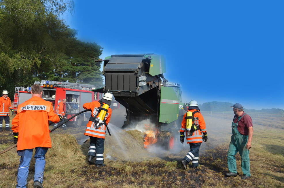 Brennende Rundballenpresse, 10.09.2012, Foto A. Wiese Wedemark Echo Brennende Rundballenpresse, 10.09.2012, Foto A. Wiese Wedemark Echo