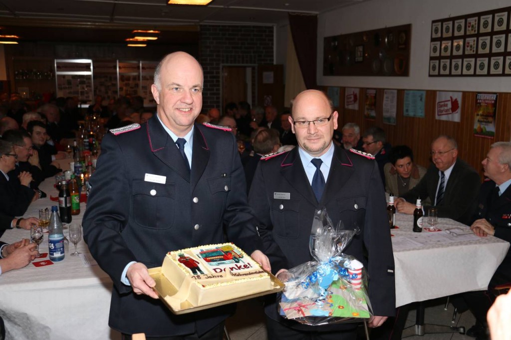 Präsente für den scheidenden Ortsbrandmeister