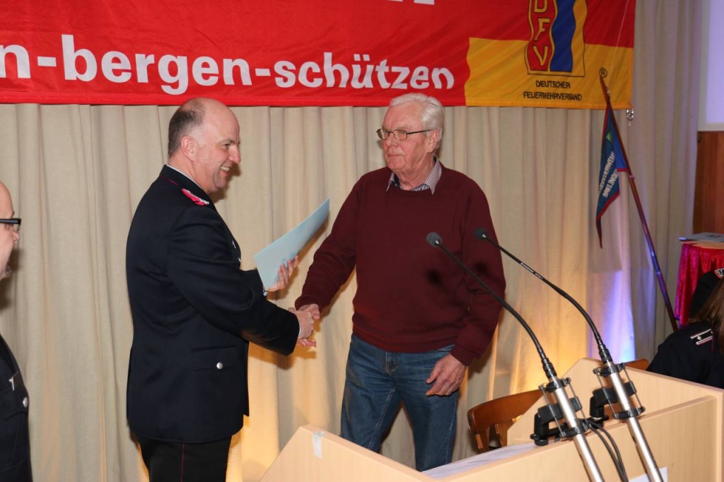 Das langjährige fördernde Mitglied Karl-Heinz Frommeier wird für 40-jährige Mitgliedschaft geehrt