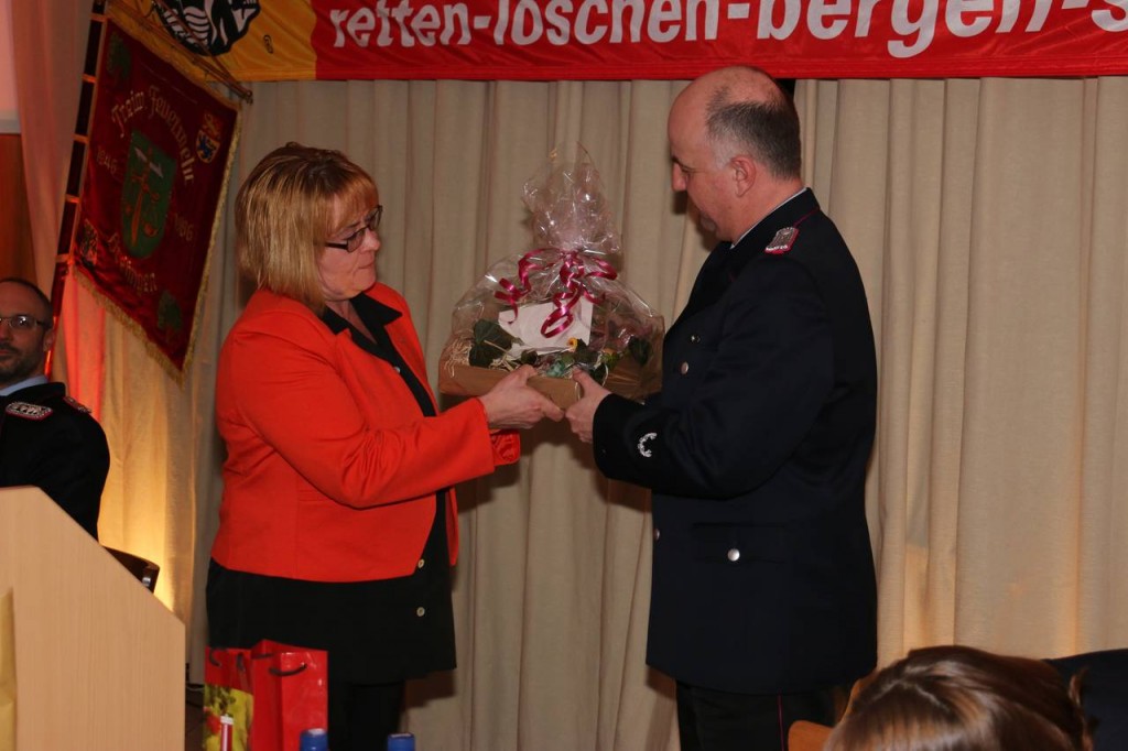 Ortsbürgermeisterin Christiana Böttcher übergibt ein Präsent des Ortsrates